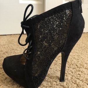 Floral lace pumps🖤🖤🖤